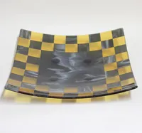 Glasfat, Design Gunilla Lifvergren, gul/svartrutigt, 37 x 37cm, etikettmärkt  Vikt: 0 g Skickas med postpaket.