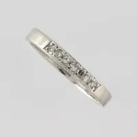 Ring med diamanter ca 7x0,01ct, Johanssons Guldsmeds Ab Erik G Arvika 1977, stl 18¼mm, bredd 2,9mm, 18k vitguld Vikt: 3,4 g