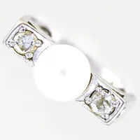Ring med pärla samt diamanter ca 2x0,10ct, gammal- samt briljantslipad, stl 15¾, bredd 2,5-7mm, förminskningskulor i skenan, vitguld, 18K  Vikt: 3,5 g