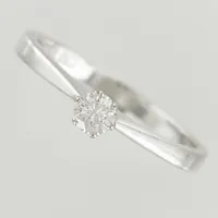 Ring med briljantslipad diamant, 0,15ct enligt gravyr, kvalitet ca W(H)/SI, stl: 16¼, tillverkad av Kaplans, Stockholm, 18K vitguld Vikt: 2,3 g