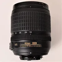 Objektiv Nikon AF-S Nikkor 18-105mm 1:3.5-5.6G ED, serienummer 32343064, med UV-filter, motljusskydd, linsskydd (det främre ej original), mjukt fodral, kartong, smärre bruksslitage.