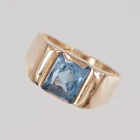 Ring, stl 19, bredd 2-9,7mm, blå sten, repor, nagg, 18K Vikt: 4,3 g
