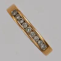 Ring, briljantslipade diamanter 9 x ca0,028ct, totalt 0,25ctv enligt gravyr, Ø16¾, bredd:2,5-3,5mm, 18K. Vikt: 3,5 g