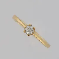 Ring med diamant 1xca0,15ct WSI enl gravyr, stl 15½, bredd: 3mm, GHA, 18K  Vikt: 2,5 g