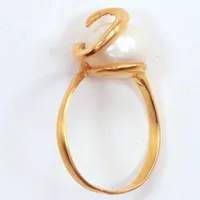 Ring , odlad pärla Ø9mm, Ø17¼, ojämn i skenan, 21k Vikt: 3,9 g