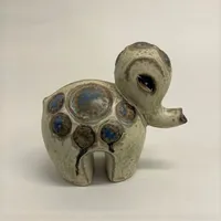 Skulptur, elefant, Ringo, Britt Louise Sundell (1928-2011), Gustavsberg,  höjd 11cm, längd 12cm, stengods Vikt: 0 g