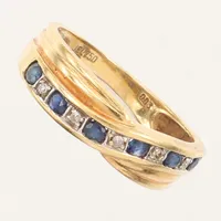 Ring med blå stenar och diamanter 5 x ca 0,005ct 8/8-slipade, stl 16¾, bredd ca 2-5,5mm, 18K  Vikt: 3,5 g