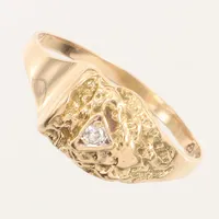 Ring med diamant, 1 x ca 0,02ct, stl 16¾, bredd ca 1,5-8mm, bucklig skena, Studio One Collection AB, 18K  Vikt: 2,1 g