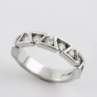 Ring med 9st diamanter totalt 0.50ct, stämplad GHA, stl  15¾ mm, bredd ca 3,8-4 mm, 18k vitguld Vikt: 4,6 g