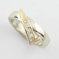 Ring med diamanter 5st totalt 0,10ct, stl16¼mm, bredd skena 3,4 mm,  vitguld med rödguld runt diamanterna 18K Vikt: 6,7 g