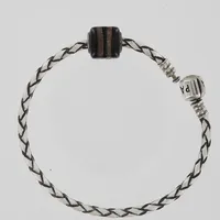 Armband Pandora i läder med lås i 925/1000 silver samt en berlock i glas, längd ca 19,5cm, bredd ca 3,0mm Vikt: 0 g