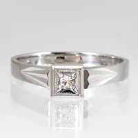 Ring, 18K vitguld, Diamant 0,05ct - stämplat på skenans insida, svensk kontrollstämpel, Ø17,0 mm, bredd 2 - 5 mm, fint skick Vikt: 3,7 g