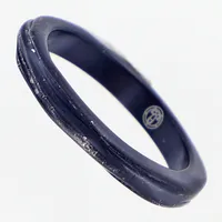 Ring, stl 18, Opaque object, thin, Titanium Black, Martin Bergström. Inspirerad av rymdens atmosfär och växten bolmört, repor, slitage, Skultuna. Vikt: 0 g