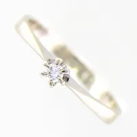 Ring vitguld med diamant 1xca 0,05ct, stl 16¼, bredd 2,3-3,5mm, gravyr, 18K Vikt: 1,9 g