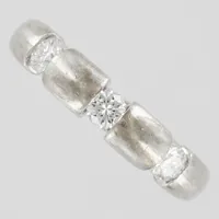 Ring, briljantslipade diamanter 3xca0,12ct, låga kronor, stl 16, bredd:3-4mm, vitguld, 18K. Vikt: 5,1 g