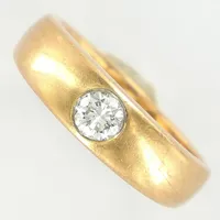 Ring med diamant 0,20ct, W/VS, stl 16¼, bredd 3,5-5,5mm, 18K Vikt: 6,8 g