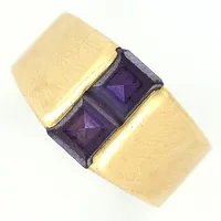 Ring med lila stenar, stl 17½, repig, 18K. Bruttovikt 3,2g 