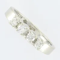 Ring vitguld med 4 diamanter 0,24ct enl gravyr, stl 16¼, bredd 3 mm, 18K 3,8g. 
