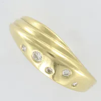 Ring med fem små diamanter, totalt 0,12ct enligt gravyr, stl 16½, bredd 2-7mm, 18K, 4,6g 