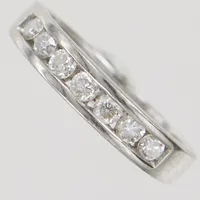 Ring diamanter 7 x ca 0,04ct totalt 0,33ctv enligt gravyr ca TW-W/SI, stl 15¼, bredd 3mm, Platina 950/1000 Vikt: 3,1 g