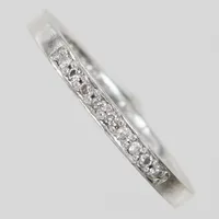 Ring, diamanter 9 x ca 0,01ct, Ø16½, bredd ca 3mm, gravyr, vitguld 18K  Vikt: 3,5 g