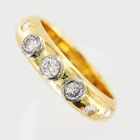 Ring, diamanter 3 x ca 0,08ct, 8 x ca 0,03ct, stl 16¾, bredd 4,5mm, 18K Vikt: 6,7 g