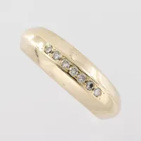 Ring med diamanter ca 7x0,01ct, Thom Wirén Silversmed Kristinehamn , stl 17½mm, bredd 3,7-6,7mm, 18k Vikt: 8,5 g
