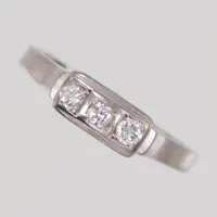 Ring stl 17¾, diamanter 3x ca 0,06ct, bredd 1,6-4,7mm, Guldvaruhuset, stockholm, 1937. vitguld, 18K Vikt: 3,3 g