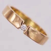 Ring, diamant 0,05ct enligt gravyr, Schalin, stl 17¼, bredd 4mm, 18K  Vikt: 4,9 g
