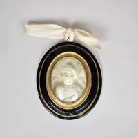 Tavla, medaljong, snidat vax, portsätt av man i uniform, Centraleuropa, 1800-tal, bildyta ca 8,5x6,5cm, slitage, senare bemålad ram. Vikt: 0 g