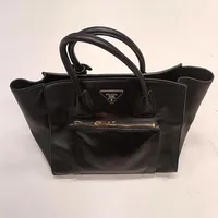 Väska, Prada Milano, 30x22cm, svart läder, saknar axelrem,  med dustbag Vikt: 0 g
