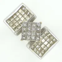 Ring med prinsesslipade diamanter, totalt 0,64ct, stl 18, bredd 11mm, 18K  Vikt: 9,8 g