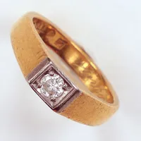 Ring, Ø17½, diamant ca 0,20ct, Linköping år 1908, gravyr, 23K Vikt: 8,8 g