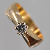 Ring med diamant 0,23ct, stl 19, bredd 4-6 mm, graverad, 18K. Vikt: 6,5 g