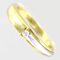 Ring med diamant 0,05ct enligt gravyr, stl 18, bredd 2 - 4mm, 18K Vikt: 3,9 g