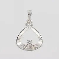 Hänge med diamant ca 0,04ct, Alton Falköping, höjd med ögla ca 2 cm, 18k vitguld  Vikt: 0,8 g