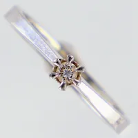 Ring med diamant ca 0,06ct enligt gravyr, stl 17¾, bredd ca 2,5-4mm, vitguld, gravyr. 18K  Vikt: 2,9 g