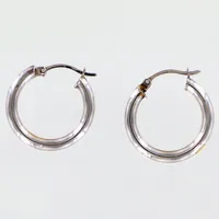 Ett par örhängen, Ø18mm, bucklor, vitguld, 14K Vikt: 1,1 g