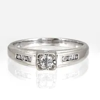 Ring, 18K vitguld, briljantslipade diamanter 6 x 0,01ct och prinsesslipade diamanter 4 x 0,04ct, Guldfynd (GHA), Ø17¾ mm, bredd 2 - 4,3 mm, fint skick Vikt: 4,5 g