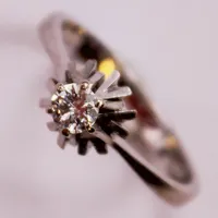 Ring, diamant ca 0,25ct, Ø18, bredd:8mm, vitguld 14K 3,2g.