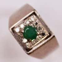Ring, Ø15¾, diamanter 12x totalt 0,18ctv enligt gravyr, smaragd, vitguld 18K 5,6g.