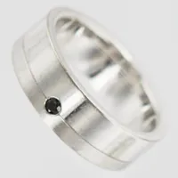 Ring, slät med svart diamant 1 ca 0,05ct, stl: 18¾, gravyr vitguld 18K.  Vikt: 13,9 g