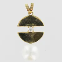 Hänge med sötvattenspärla button formad och diamant 1 x 0,10ct, längd: 3cm, bredd: 15mm, Ø 8mm 18K.  Vikt: 3,2 g