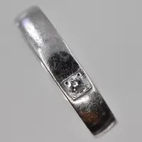 Ring med diamant 0,07ct enligt gravyr, stl 16¾, bredd 4 mm, graverad, vitguld, 18K. Vikt: 5,7 g