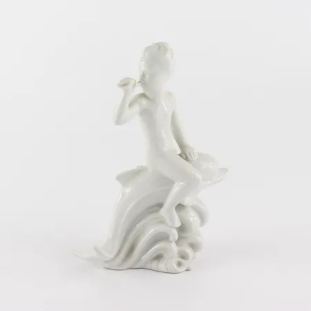 Putti på delfin, Harald Salomon Rörstrand, höjd 17 cm, porslin, Ej samfrakt Vikt: 0 g Skickas med paket.