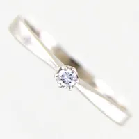 Ring med diamant 0,05ct enligt gravyr, stl 17¾, bredd 2 - 3mm, vitguld, 18K Vikt: 2,2 g