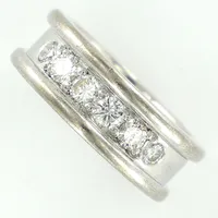 Ring med briljantslipade diamanter, totalt 0,50ct, kvalitet ca W(H)/VS, stl 17, bredd 7mm, tillverkad av Ateljé Lars G, Göteborg, årsstämpel saknas, 18K vitguld Vikt: 16,8 g