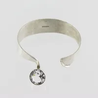 Armband stelt med bergkristall, yttermått ca 18 cm + öppning ca 2,5 cm, bredd ca 2 cm, silver 830/1000 Vikt: 33,4 g