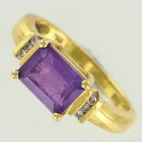 Ring med lila sten och diamanter 6xca 0,01ct, stl 16¾, bredd ca 2-7mm, GHA. 18K  Vikt: 3,6 g