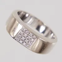 Ring stl ca 17½, bredd 4,2-6,5mm, diamanter 16st totalt 0,15ct enligt gravyr, vitguld, 18K Vikt: 7,8 g